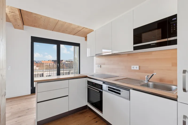 Exclusive 4-Room Penthouse with Roof Terrace and Balconies — photo 1